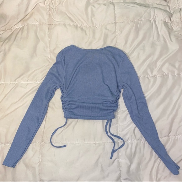 PrettyLittleThing Long Sleeved Cropped Blue Top with Scrunched, Adjustable Sides - Picture 2 of 3